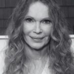 Mia Farrow Signs with The Rosenzweig Group